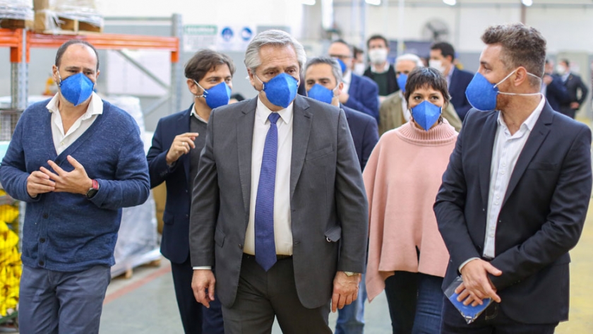 El Presidente visitó la única empresa que produce barbijos N95