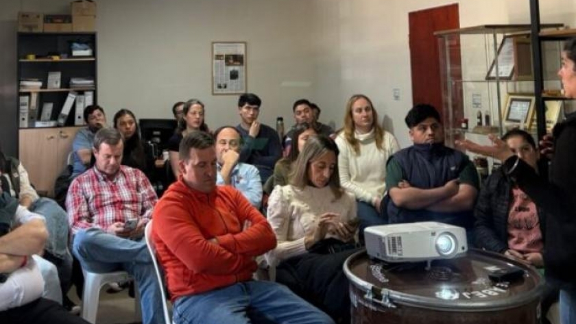 Capacitan a productores apícolas y técnicos del INTA Famaillá en manipulación de alimentos
