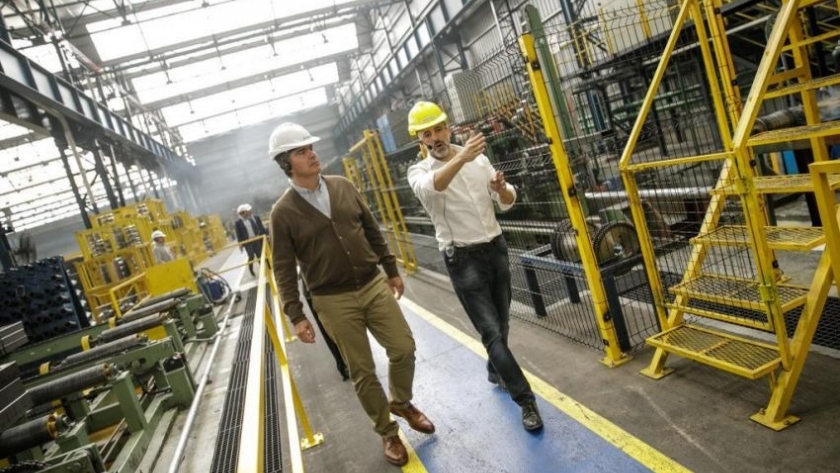 Desarrollo productivo: capitanich recorrió la planta metalúrgica sidersa, que analiza inversiones en chaco