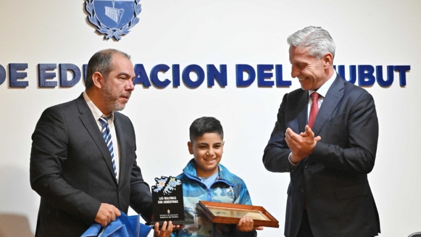 Ley Thiago: Arcioni firmó el proyecto para que alumnos y docentes de Chubut lleven la imagen de Malvinas en guardapolvos y uniformes