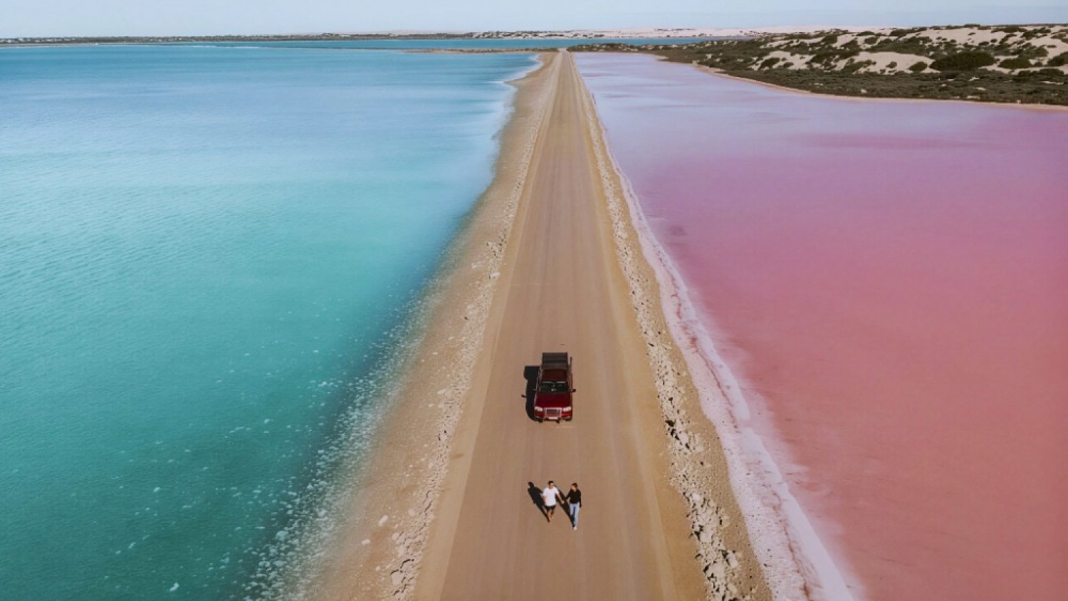 El lago Eyre se partió en dos colores tras lluvias extremas y dejó una imagen inédita visible desde el espacio
