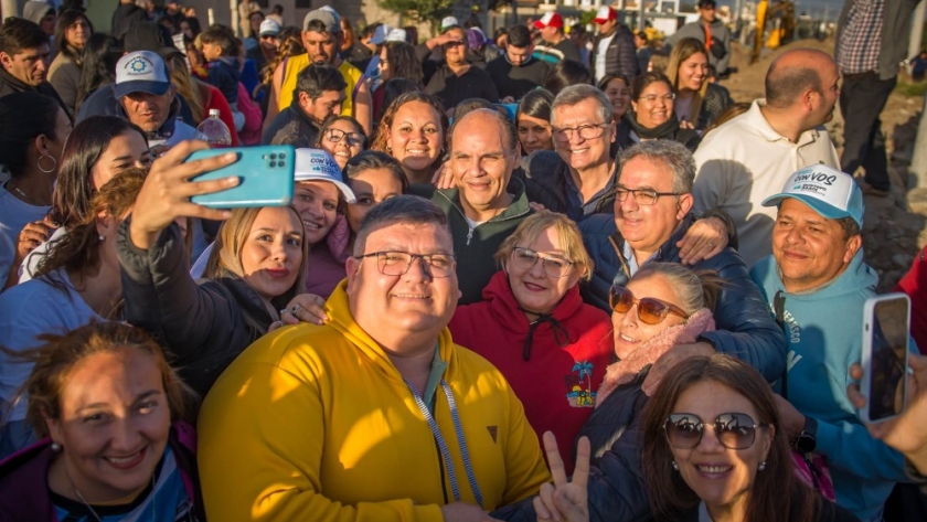 Raúl Jalil, y el intendente de la Capital, Gustavo Saadi, recorrieron el Loteo Parque Sur