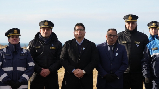 Vidal tomó juramento a 140 agentes y cadetes frente al histórico Faro de Cabo Vírgenes