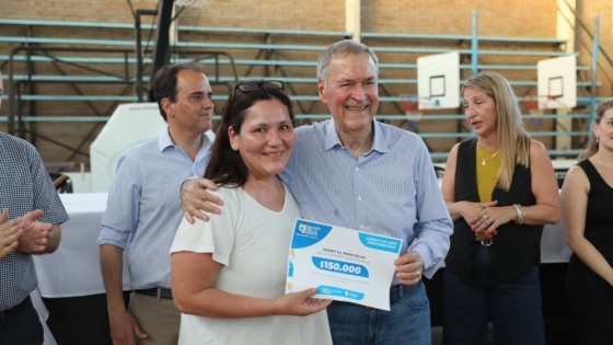 Río Cuarto: Schiaretti entregó créditos a emprendedores y familias