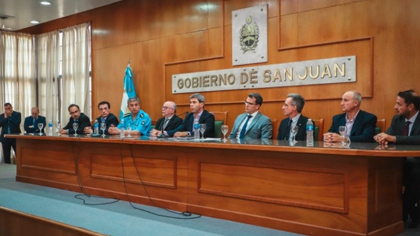 Uñac firmó un convenio para fomentar el cuidado del medioambiente en las fuerzas de seguridad