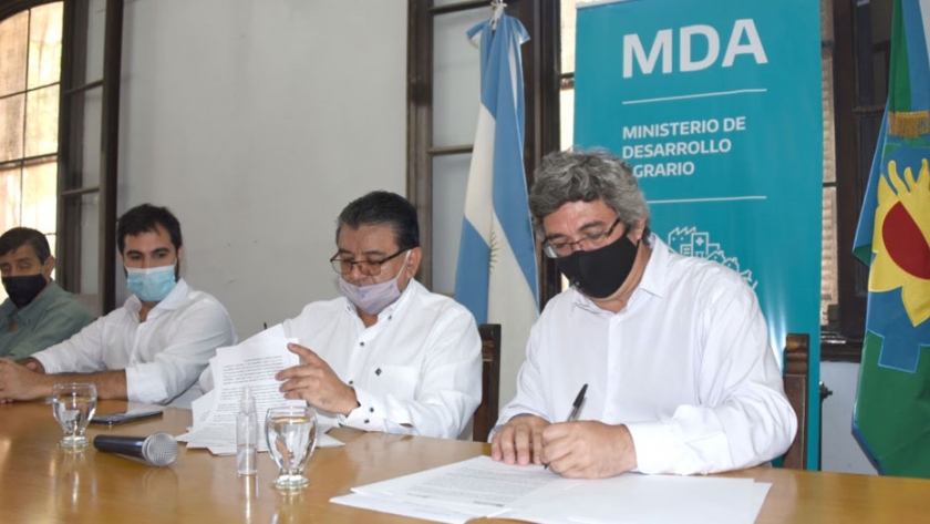 Desarrollo Agrario firmó un convenio con el RENATRE para mejorar las condiciones de los trabajadores rurales