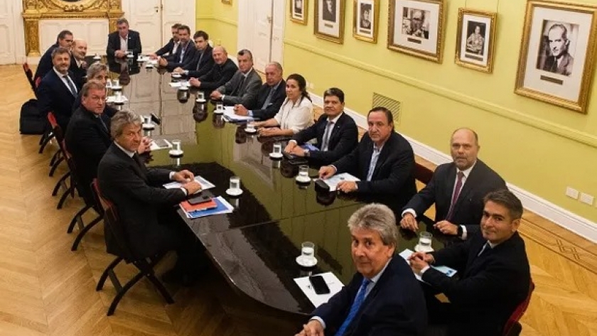 El campo se reunió con el Gobierno y pidió que no se toque retenciones, mientras que Caputo pidió acompañamiento