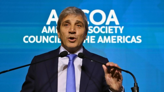 Caputo acelera acuerdos financieros para fortalecer el plan económico