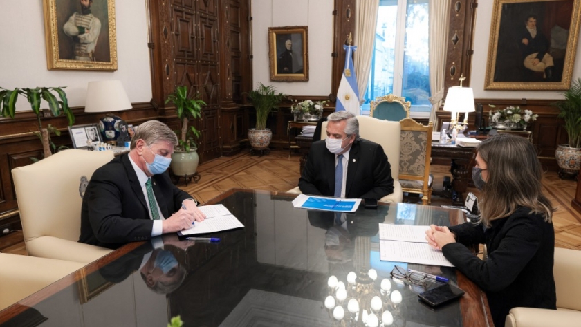 El Presidente encabezó la firma de un acuerdo entre la ANSES y La Pampa para asistir el déficit del sistema previsional de la provincia
