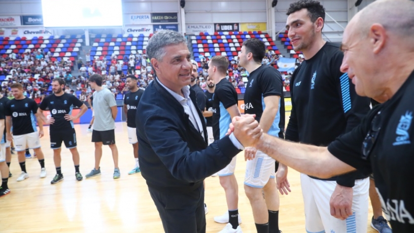 Jorge Macri, junto a la Selección masculina de handball en el Parque Olímpico