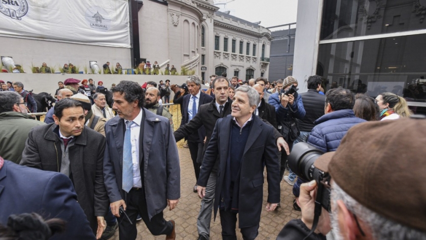 Luis Caputo visitó la Expo Rural y se reunió con la Mesa de Enlace