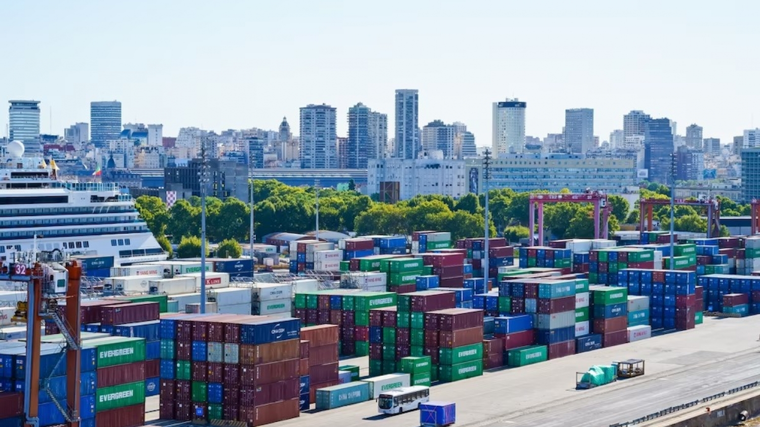 La balanza comercial de Argentina cerró octubre con un superávit de 800 millones de dólares, aunque en menor nivel que el año pasado