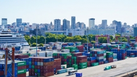 La balanza comercial de Argentina cerró octubre con un superávit de 800 millones de dólares, aunque en menor nivel que el año pasado