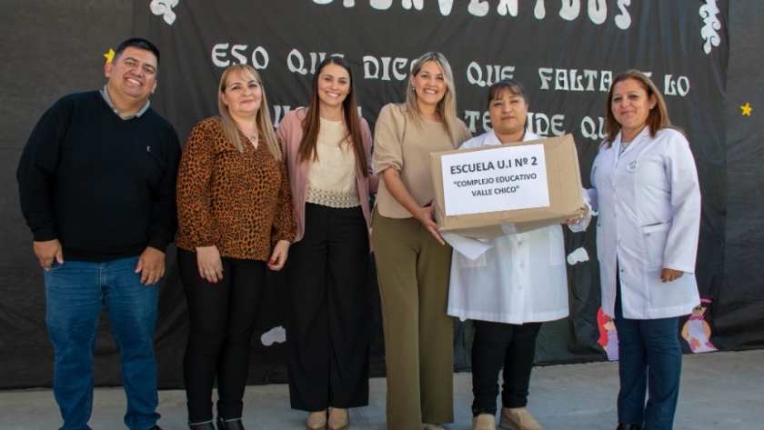 Centurión entregó guardapolvos para alumnos de escuelas primarias de Capital