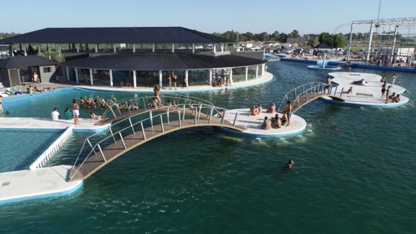 El pueblito de ensueño que tiene un lago con aguas curativas y está cerca de Buenos Aires
