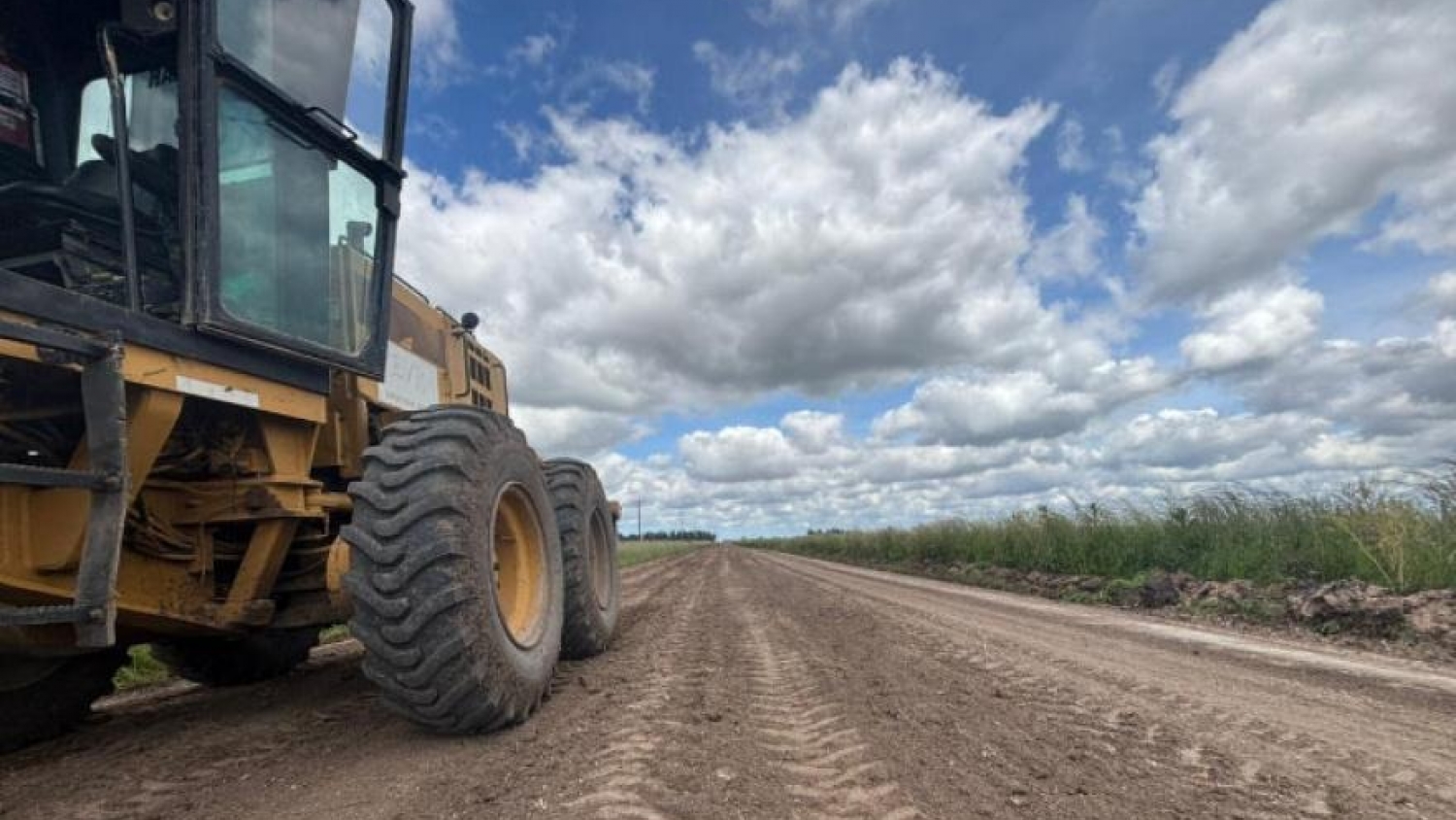 Necochea refuerza el mantenimiento de caminos rurales y canales para mejorar la logística agropecuaria