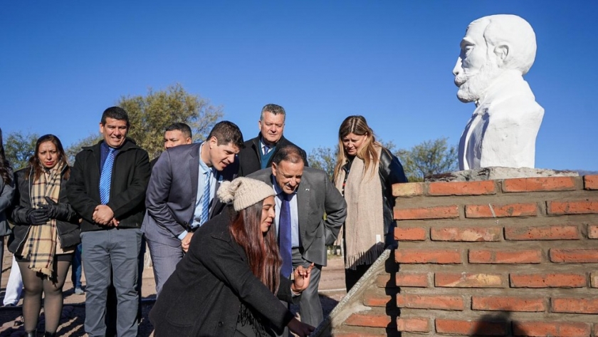 El Gobernador Quintela inauguró un nuevo espacio de encuentro para la comunidad de Huaco