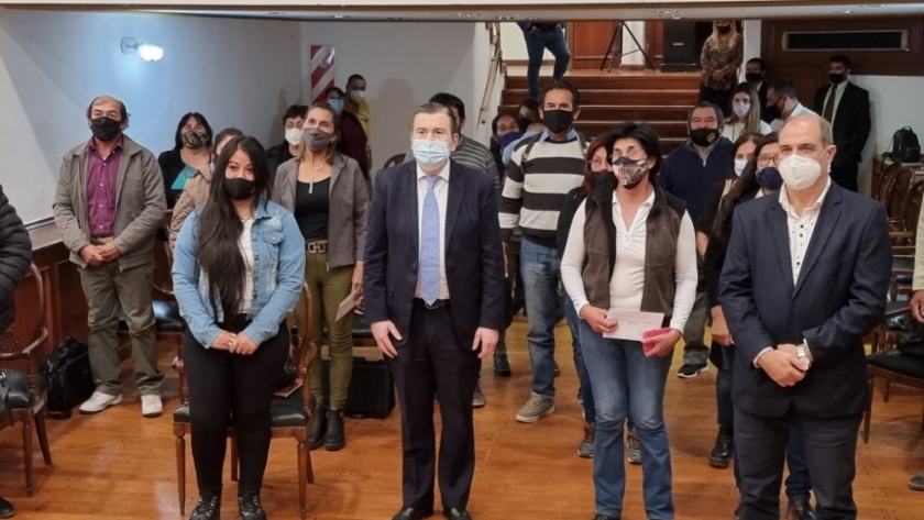 El gobernador Gerardo Zamora otorgó asistencia financiera a pequeños productores ganaderos