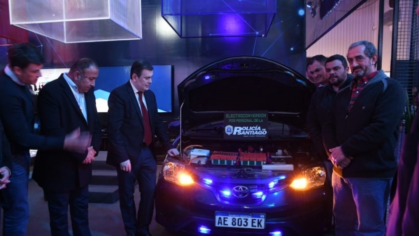 La policía de Santiago del Estero presentó un patrullero eléctrico en el Smart City Expo