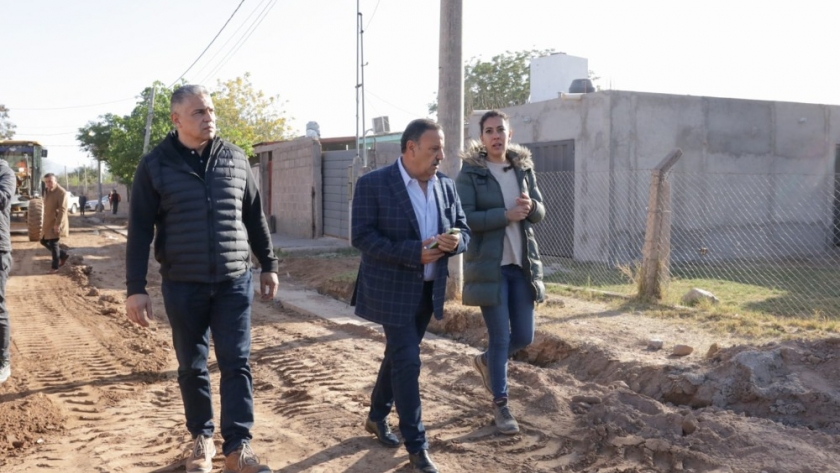 Quintela recorrió la obra de asfaltado y mejoramiento en barrio Virgen del Valle