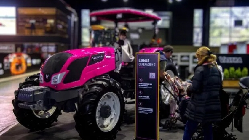 Fenómeno Barbie: el tractor rosa de Valtra es furor en La Rural