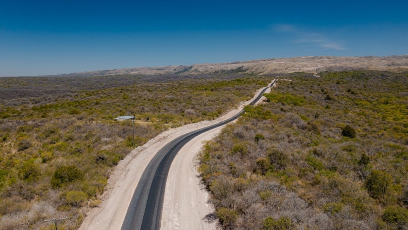 Se avanza con la pavimentación de la ruta que une El Alto y El Portezuelo