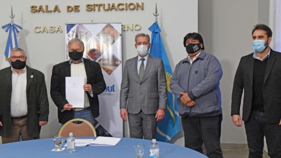 Arcioni entregó aportes por 900 mil pesos a las localidades de José de San Martín y Tecka
