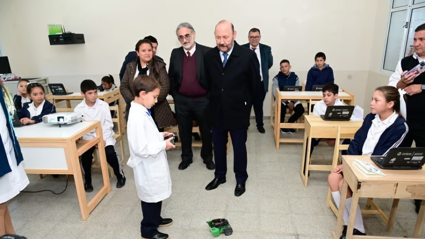 Insfrán inauguró en Palo Santo dos escuelas y la Casa de la Solidaridad