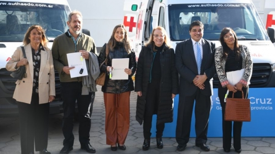 Alicia entregó certificados y ambulancias en Santa Cruz
