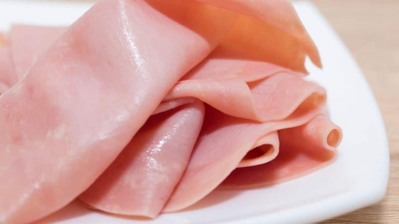 Advertencia sobre la comercialización de jamón cocido sin garantía de ser apto para el consumo