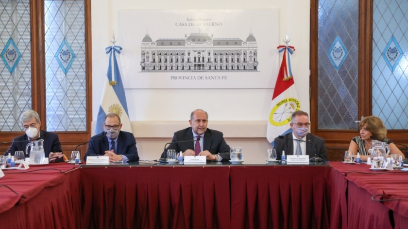 El gobernador Omar Perotti se reunió con legisladores nacionales en el Salón Blanco de Casa de Gobierno
