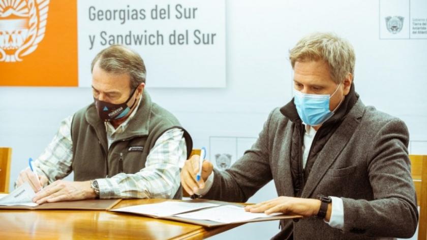 Roberto Murcia destacó la firma del contrato para la ampliación del muelle comercial