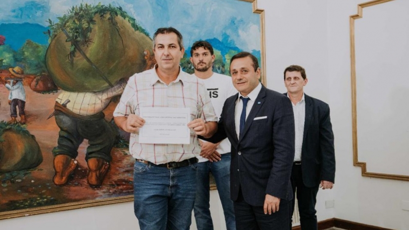 El gobierno apuesta a la producción misionera con la entrega de créditos a cooperativas yerbateras y planes de asistencia al sector ganadero