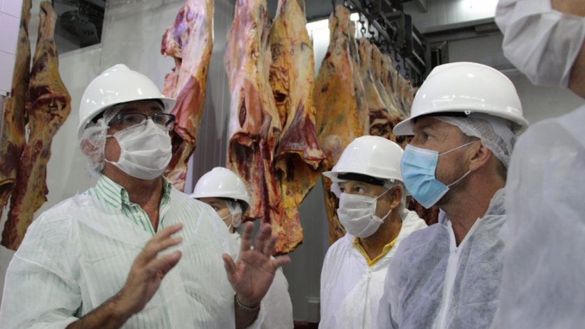 Costamagna visitó una planta frigorífica de carne vacuna en Recreo