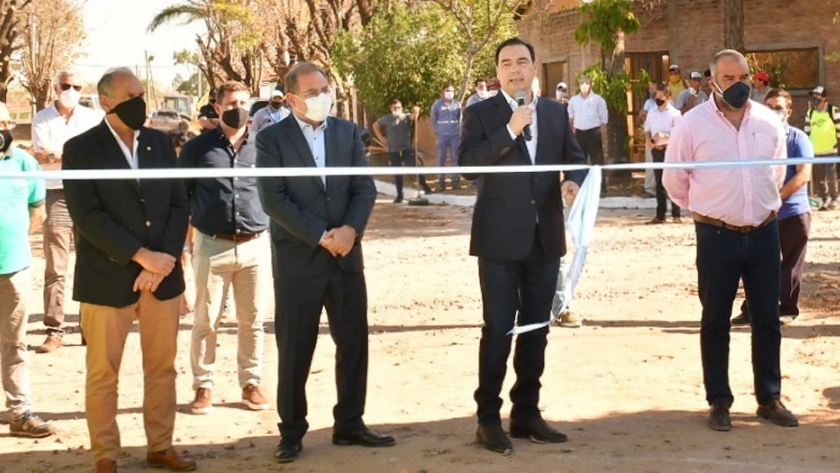 Valdés acompañado de Polich y Tassano, inauguró 19 cuadras de cordón cuneta y ripio en el barrio Pirayuí