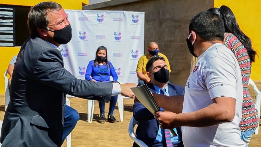 El gobernador Quintela entregó viviendas y decretos de adjudicación de terrenos