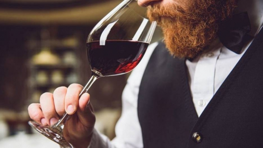 ¿Estás sosteniendo tu copa de vino correctamente?