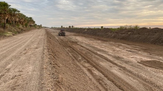 El gobierno completó trabajos de mantenimiento en el canal Río Muerto-Las Colonias e inauguró una obra de riego