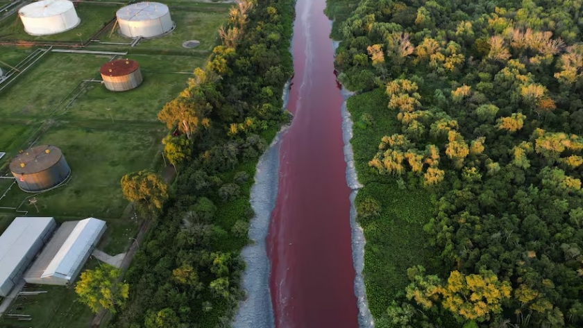 Arroyo Sarandí: análisis preliminar revela componentes de pigmento en agua roja, vecinos denuncian vertidos ilegales