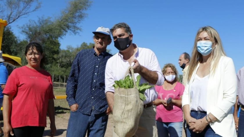 Capitanich entregó maquinaria a productores de avia terai y supervisó la llegada de la primera desmotadora de algodón en pampa del infierno