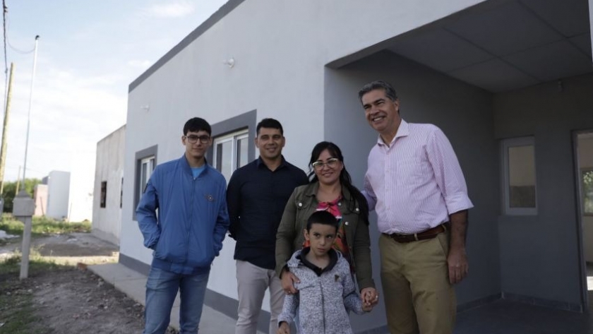 Capitanich entregó 136 viviendas en la zona sur de resistencia: “estamos garantizando el acceso a la casa propia de las familias chaqueñas”