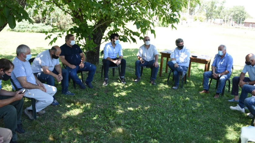 El ministro Rodríguez repasó junto a productores de Roque Pérez los avances para mejorar la red de caminos rurales