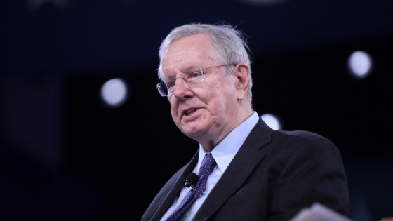 Steve Forbes apoyó el rumbo económico de Milei y llamó a profundizar las reformas