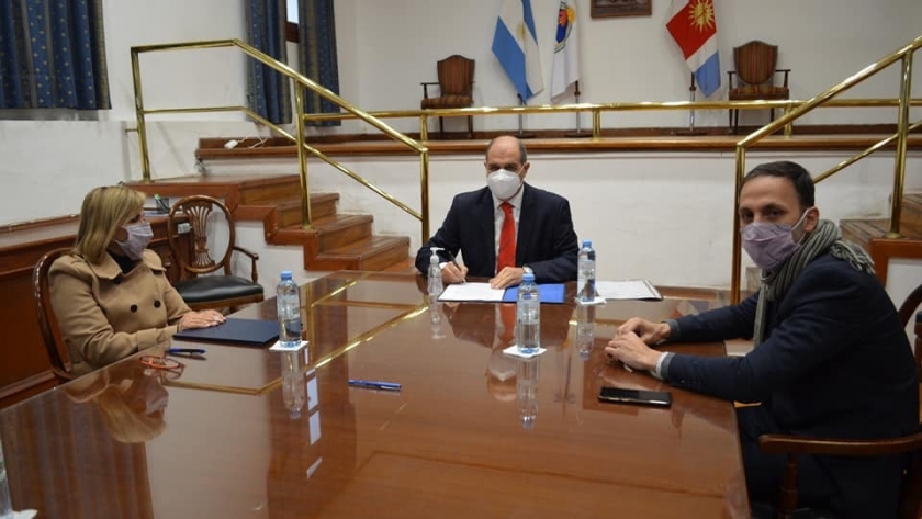 Firma de convenio entre el Ministerio de Producción y las Municipalidades de la Ciudad Capital y Fernández