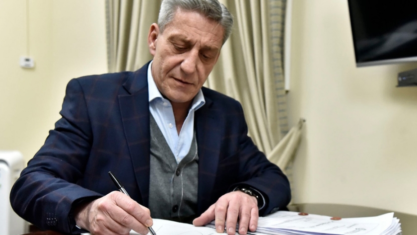 Luego de la aprobación, en la legislatura provincial Arcioni promulgó la ley del fondo fiduciario para el desarrollo provincial suscripto recientemente con nación