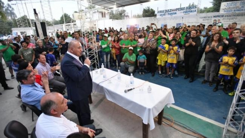 Manzur supervisó la obra de un playón deportivo en Alto Verde