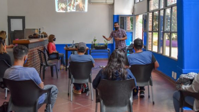 El Ministerio de Producción capacitó en agroecología a personal de predios deportivos