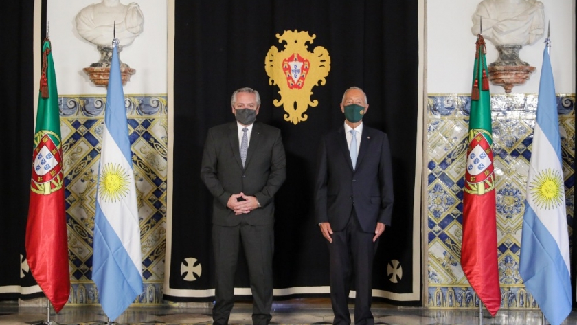El Presidente fue recibido por su par de Portugal en el inicio de su gira por Europa
