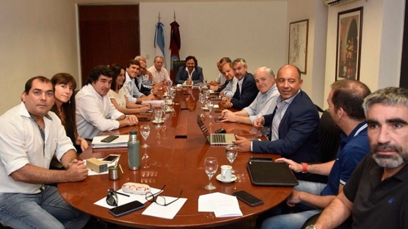 Gustavo Sáenz prestó juramento como gobernador de Salta e hizo lo propio con su gabinete