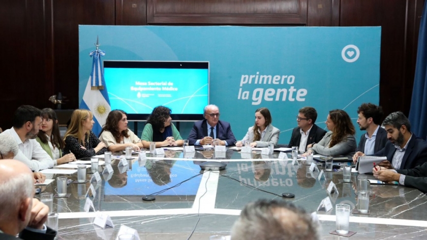 Vizzotti y Mendiguren encabezaron la Mesa Sectorial de Equipamiento Médico para fortalecer al sector